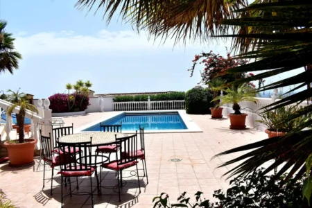 Spacious 8 bedroom villa with heated pool near Fuengirola.